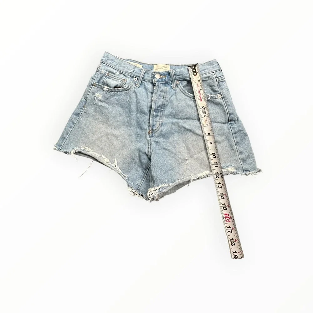 Universal Thread Shorts Women 4 Blue Mid-Rise Baggy 90s Distressed Denim Raw Hem